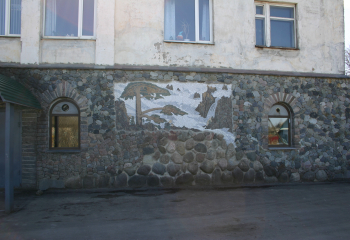 Первый этаж облицован шимским гранитом с мозаикой из натурального камня