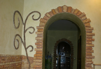 Дверная арка из камня известняка